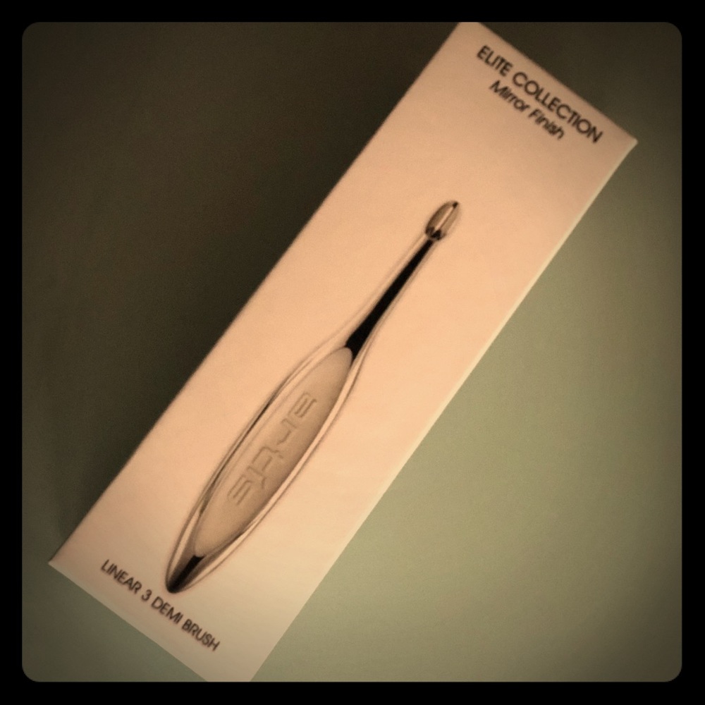 Artis Linear 3 Demo Brush, Mirror Finish